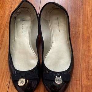Gently Used Tommy Hilfiger flats (size 10)